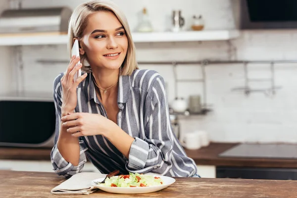 Selectieve Aandacht Van Aantrekkelijke Vrouw Eten Het Gebruik Van Smartphone — Stockfoto