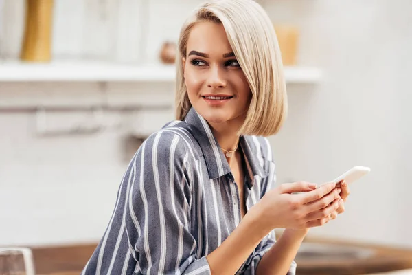 Selective Focus Attractive Woman Holding Smartphone Smiling — Stock Fotó