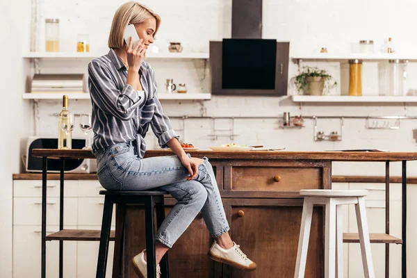 Attraktive Frau Nutzt Smartphone Und Sitzt Auf Stuhl — Stockfoto