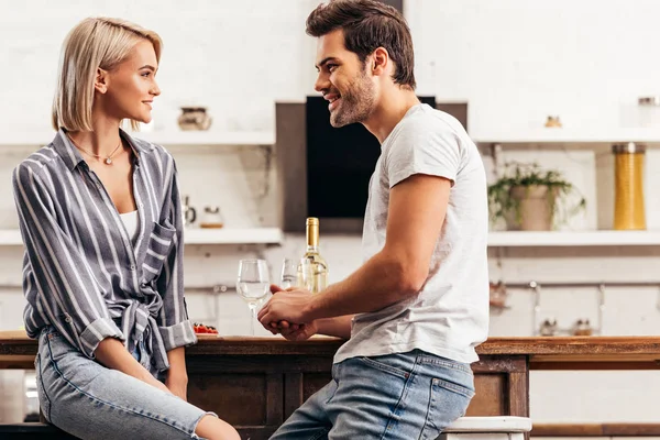 Attraente Fidanzata Bello Fidanzato Seduto Sedie — Foto Stock