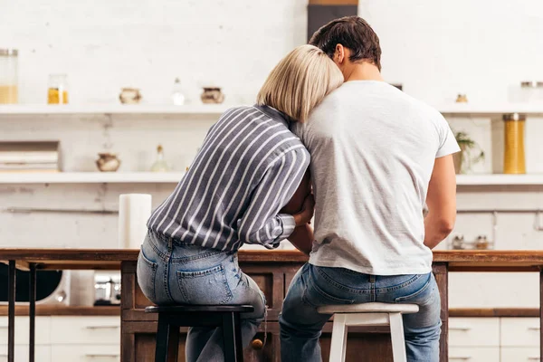 Vue Arrière Couple Assis Sur Des Chaises Dans Cuisine Tenant — Photo