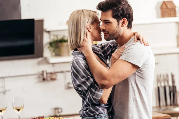 Bonito Namorado Atraente Namorada Abraçando Cozinha — Fotografia de Stock