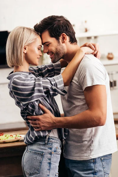 Foco Seletivo Namorado Bonito Atraente Namorada Abraçando Sorrindo Cozinha — Fotografia de Stock