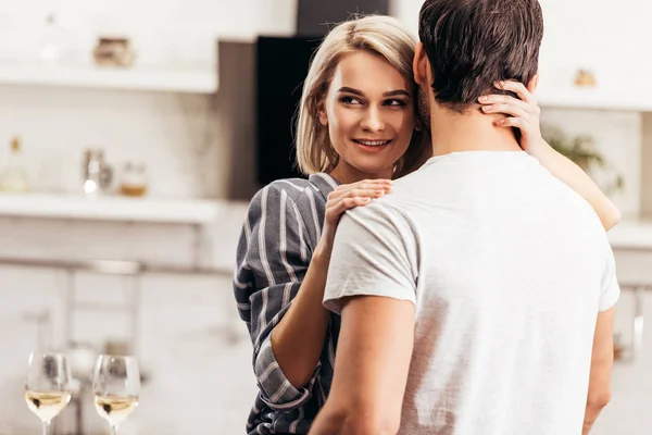 Foco Seletivo Namorado Namorada Atraente Abraçando Sorrindo Cozinha — Fotografia de Stock