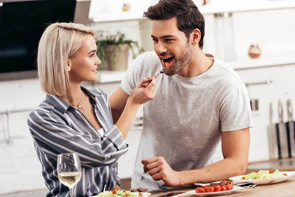 Handsome Boyfriend Attractive Girlfriend Eating Kitchen — Stock Photo, Image