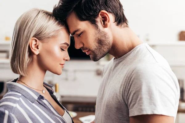 ハンサムな彼氏とキッチンに立って魅力的なガール フレンドの選択と集中 — ストック写真