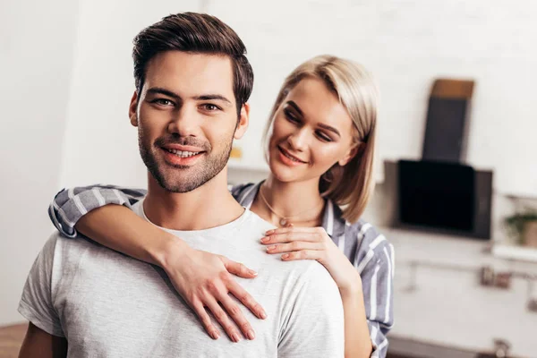 Enfoque Selectivo Novio Guapo Novia Atractiva Abrazando Sonriendo Cámara — Foto de Stock