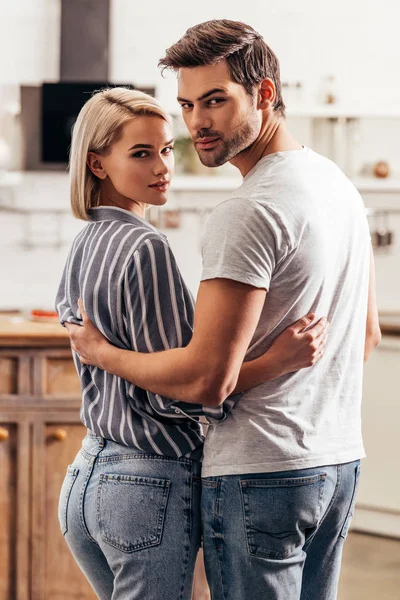 Selectieve Aandacht Van Knappe Vriendje Aantrekkelijke Vriendin Knuffelen Permanent Keuken — Stockfoto