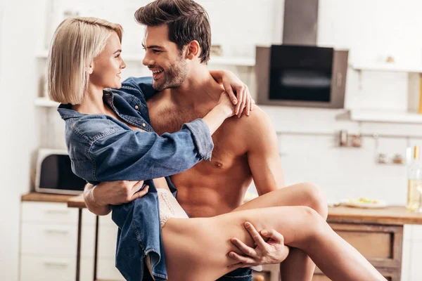 Foco Seletivo Namorado Bonito Segurando Namorada Atraente Sorrindo Para Cozinha — Fotografia de Stock