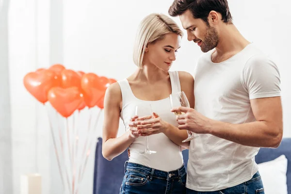 Selective Focus Attractive Girlfriend Handsome Boyfriend Holding Wine Glasses Valentine — Stok fotoğraf