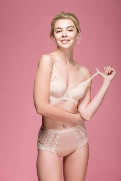Attraktivt Leende Flicka Poserar Underkläder Isolerad Rosa — Stockfoto