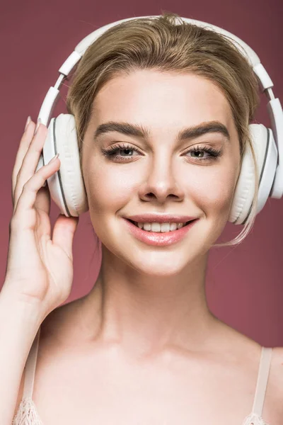 Aantrekkelijke Vrouw Luisteren Muziek Met Koptelefoon Geïsoleerd Roze — Stockfoto