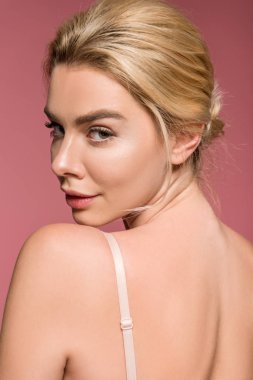 izole üzerinde pembe poz çekici sarışın kız