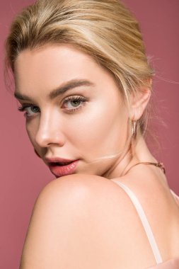 pink izole zarif çekici genç kadın portresi