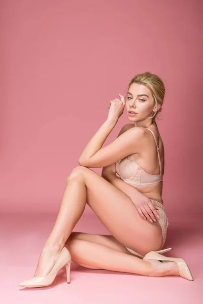 Vacker Sexig Tjej Poserar Underkläder Isolerad Rosa — Stockfoto