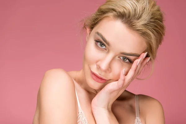 Mooie Elegante Blonde Vrouw Geïsoleerd Roze — Stockfoto