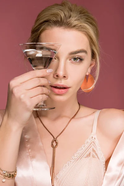 Elegante Stijlvolle Vrouw Zijde Gewaad Holding Cocktailglas Geïsoleerd Roze — Stockfoto