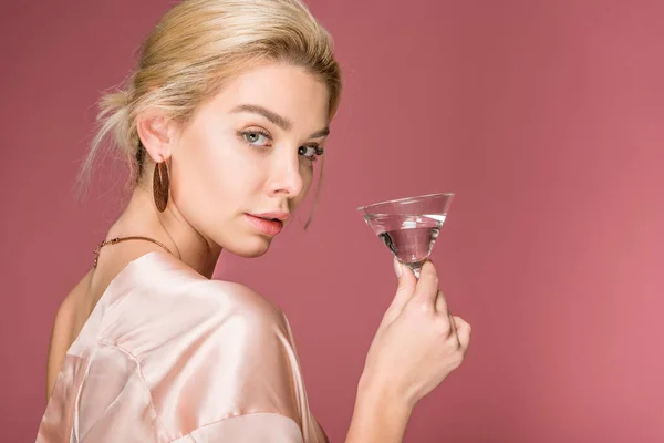 Schöne Elegante Mädchen Seidengewand Mit Cocktailglas Isoliert Auf Rosa — Stockfoto