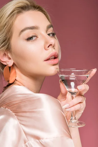 Sensuele Jongedame Zijde Gewaad Poseren Met Cocktailglas Geïsoleerd Roze — Stockfoto