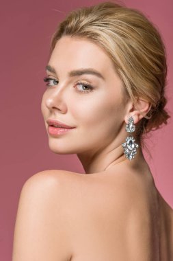 zarif küpe, pink izole poz çekici çıplak kız