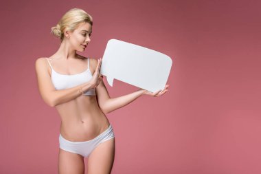 mutlu genç kadın beyaz iç çamaşırı ile boş konuşma balonu, pink izole poz