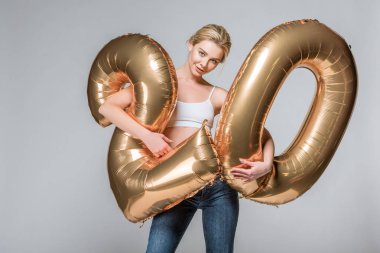 güzel ince kız kot ve beyaz sütyen gri izole 20 altın balonlu poz