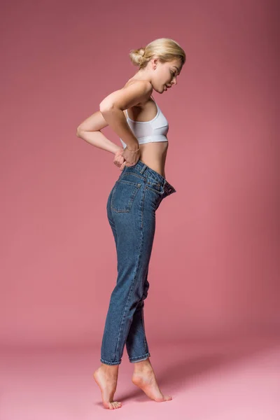 Hermosa Mujer Delgada Posando Jeans Rosa — Foto de Stock