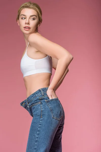 Bela Mulher Magra Posando Jeans Sutiã Branco Isolado Rosa — Fotografia de Stock