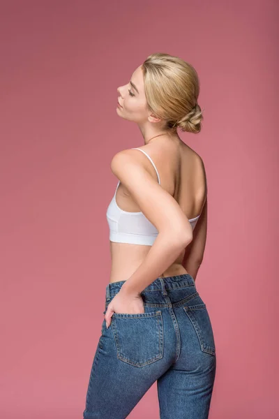 Hermosa Chica Delgada Posando Jeans Sujetador Blanco Aislado Rosa —  Fotos de Stock