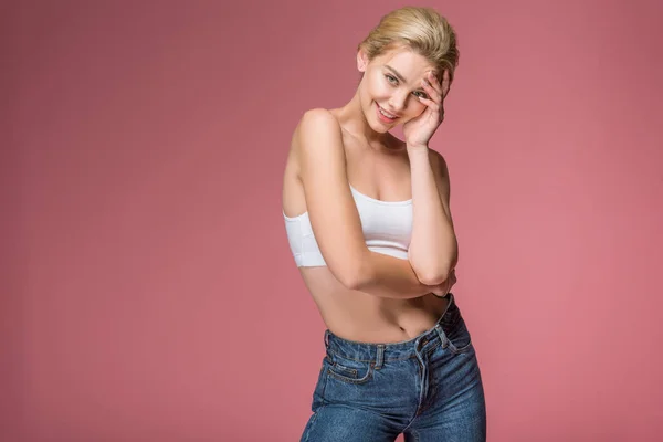 Vackra Leende Kvinna Poserar Jeans Och Underkläder Isolerad Rosa — Stockfoto