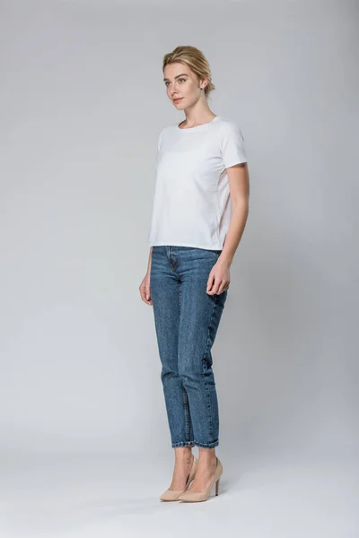 Aantrekkelijke Vrouw Poseren Wit Shirt Met Kopie Ruimte Geïsoleerd Grijs — Stockfoto