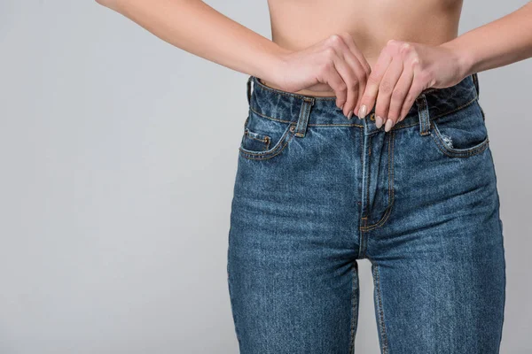Vista Recortada Mujer Jeans Desvestirse Aislado Gris — Foto de Stock
