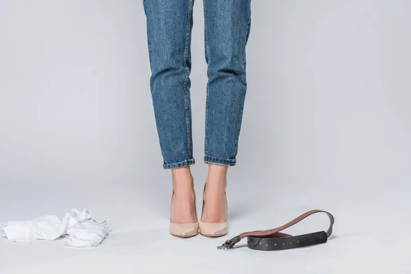 Tiefschnitt Ansicht Einer Frau Jeans Und High Heels Die Sich — Stockfoto