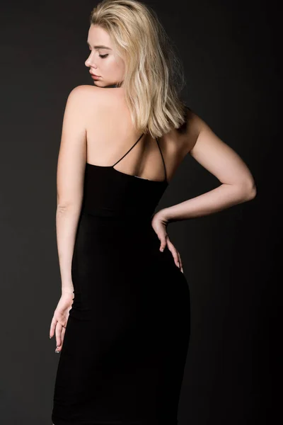 Вид Ззаду Блондинки Чорній Сукні Позує Ізольовано Чорному — стокове фото