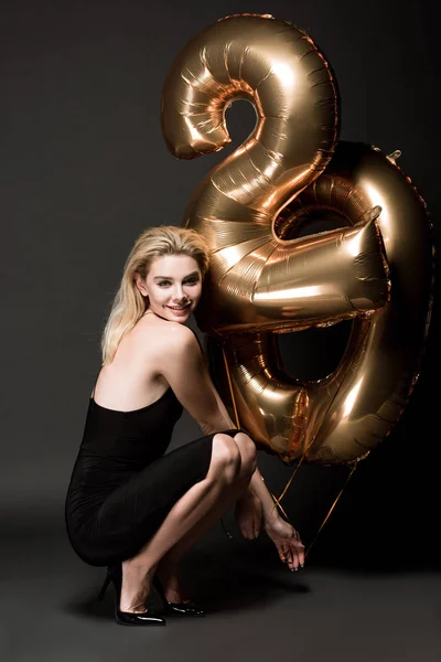 Chica Elegante Feliz Vestido Negro Posando Con Globos Oro Negro — Foto de Stock