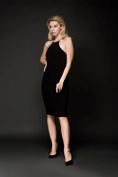 Vacker Blond Flicka Elegant Svart Klänning Poserar Svart — Stockfoto