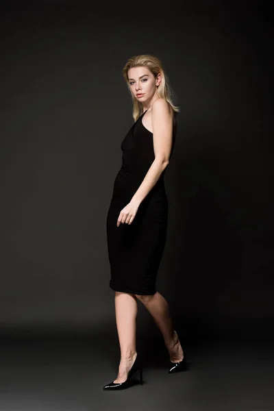 Όμορφη Νεαρή Γυναίκα Κομψό Μαύρο Φόρεμα Θέτοντας Μαύρο — Φωτογραφία Αρχείου