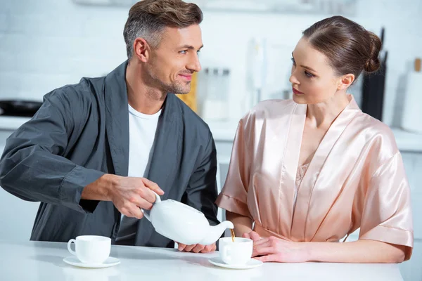 Selektiver Fokus Des Schönen Erwachsenen Paares Roben Beim Tee Der — Stockfoto