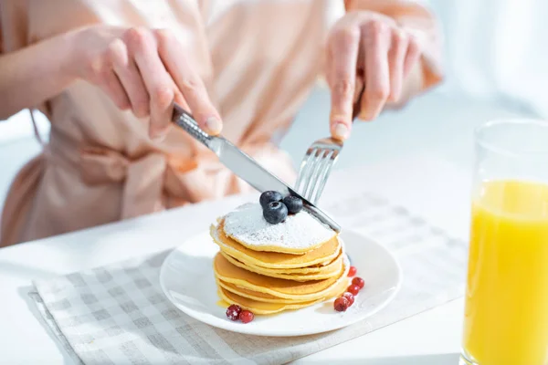 Kadın Kesme Krep Görünümünü Kahvaltı Sırasında Mutfakta Kırpılmış — Stok fotoğraf