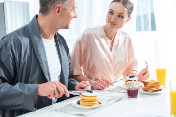 Foyer Sélectif Beau Couple Peignoirs Pendant Petit Déjeuner Avec Crêpes — Photo