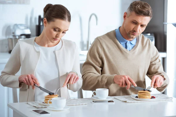 Upset Woman Sitting Table Ignoring Man Breakfast Morning — Stock Photo, Image