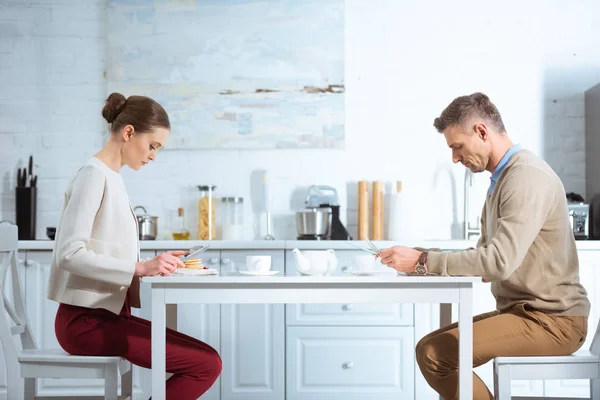 Selektiver Fokus Unzufriedener Erwachsener Paare Beim Frühstück Der Küche — Stockfoto