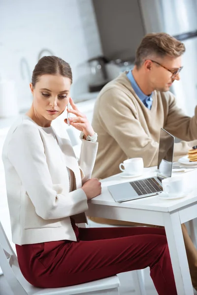 Mulher Falando Smartphone Ignorando Homem Durante Café Manhã — Fotografia de Stock