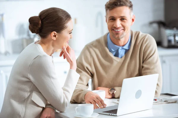 Enfoque Selectivo Pareja Adulta Utilizando Ordenador Portátil Durante Desayuno Por — Foto de Stock