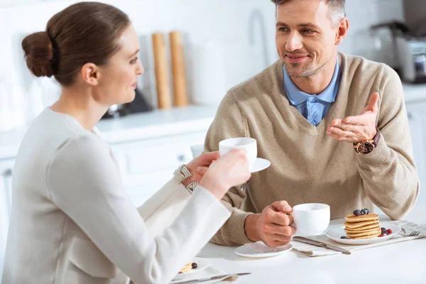 Schönes Paar Das Sich Beim Frühstück Morgen Ansieht Und Unterhält — Stockfoto