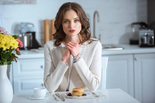 Krásná Žena Sedí Stolu Palačinky Kávu Během Snídaně Kuchyni — Stock fotografie