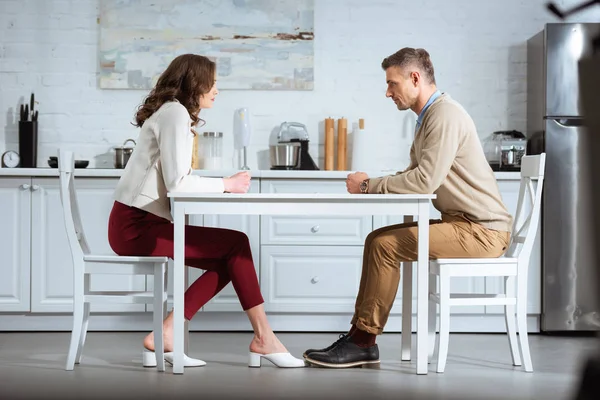 Unzufriedenes Paar Sitzt Mit Geballten Fäusten Tisch Küche — Stockfoto