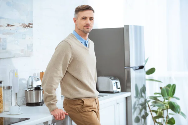 Handsome Serious Man Casual Clothes Looking Camera Kitchen — Stock Photo, Image