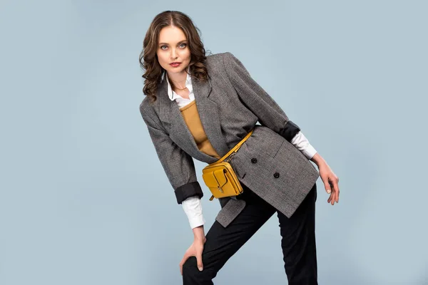 Schöne Modische Frau Formaler Kleidung Posiert Isoliert Auf Grau — Stockfoto