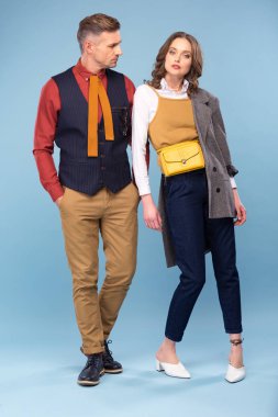 mavi arka plan üzerinde poz güzel iki resmi sonra giymek